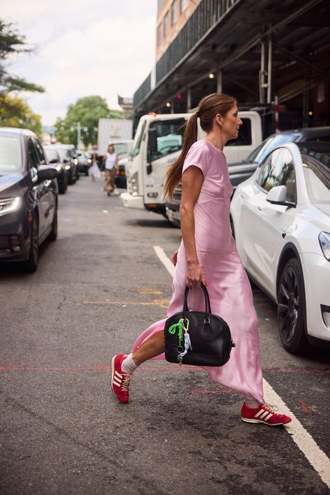 Pink Sneakers Outfit, Bright Sneakers, New York Summer, New York Fashion Week Street Style, Minimalist Bag, Summer Street, Copenhagen Fashion Week, Trending Sneakers, New York Street