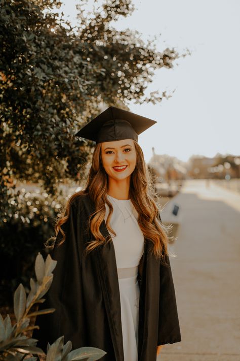 Cap Photography, Graduation Cap Cake, Graduation Dress College, Cap And Gown Photos, Graduation Pic, Graduation Pics, Graduation Photography Poses, Blue Graduation, Graduation Poses