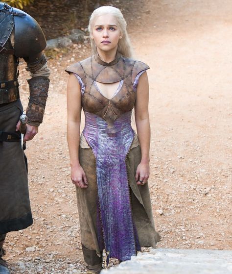 Danarys Targaryen, Daenerys Targaryen Outfits, Daenerys Hair, Daenerys Targaryen Dress, Daenerys Targaryen Costume, Movie Fashion Outfits, Barbarian Woman, Game Of Thrones Dress, Emilia Clarke Daenerys Targaryen