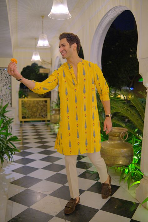 Mehandi Outfits For Men, Yellow Kurta Men For Haldi, Haldi Kurta For Men, Navratri Kurta For Men, Yellow Kurta Men, Mehendi Theme, Kurta Poses, Shadi Season, Indian Menswear