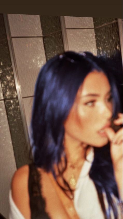 Dark Blue Hair Tan Skin, Electric Blue Hair Aesthetic, Blue Black Hair Aesthetic, Blue Haired Girl Aesthetic, Warm Blue Hair, Darcy Vega Zodiac Aesthetic, Navy Blue Hair Aesthetic, Navy Black Hair, Blue Hair On Brown Skin