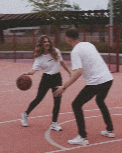 Couple Playing Basketball Aesthetic, Brayden Core, Basketball Couple Pictures, Basketball Relationships, Basketball Couples, Basketball Boyfriend, Basketball Girlfriend, Stylish Pic, Image Couple