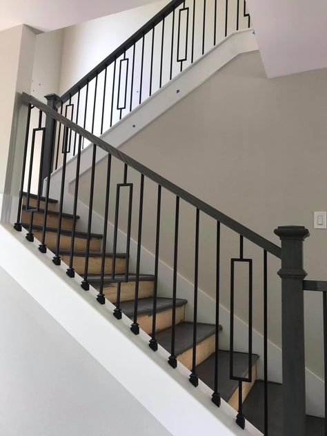 Duplex Stairs Railing Design, Modern Stair Railing Lowe's, Vertical Black Metal Stair Railing, Railings Indoor, Railing Remodel, Landing Stairs, سلالم حلزونية, Indoor Railing, درج السلم