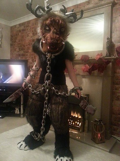 Terrifying Halloween Costume Ideas, Creepy Costume Ideas, Chupacabra Costume, Scary Outfits, Zombie Fursuit, Gore Halloween Costumes, Werewolf Cosplay Men, Scary Cosplay, Wendigo Cosplay