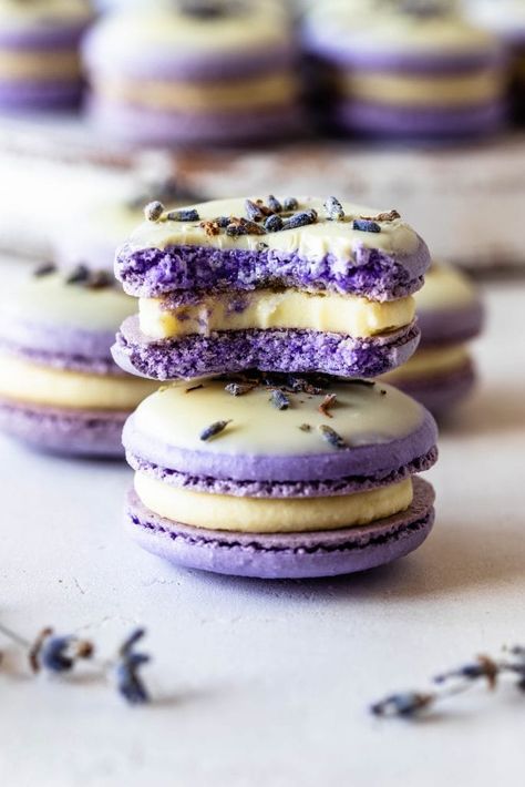 Lavender Macarons, Pumpkin Whoopie Pies, 귀여운 음식 그림, Colorful Desserts, French Macaroons, Macaroon Recipes, White Chocolate Ganache, French Dessert, Spiced Pumpkin