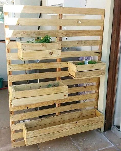 Pallet Planter Diy, Diy Pallet Decoration, Diy Wood Pallet, Upcycled Furniture Diy, Pallet Planter, Vertical Planter, Pallet Decor, Wooden Pallet Projects, Pallet Garden