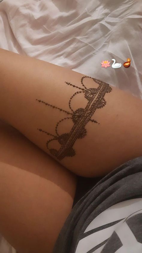 Simple Thigh Henna Designs, Henna Designs Thigh Easy, Henna Thigh Designs Easy, Easy Thigh Henna, Henna Spine Designs, Henna Foot Designs Simple, Henna On Feet Design, Henna Ideas Leg, Foot Henna Simple