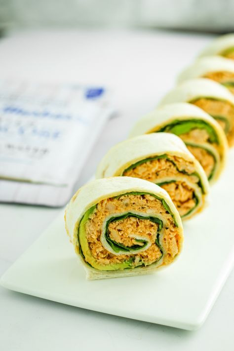 These spicy tuna pinwheels are the perfect bite-sized appetizer or snack. Layer the wraps with spinach and avocado, then add the filling and roll! Tuna Roll Ups, Tuna Pinwheels, Wraps With Spinach, Snacking Ideas, Pantry Meals, Best Holiday Appetizers, Vegan Sandwiches, Pinwheel Appetizers, Christmas Buffet