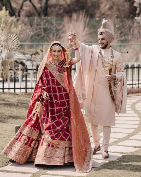 Dulhan Lengha, Manali Photoshoot, Mehandi Outfits Brides, Groom Sherwani Indian, Shaadi Vibes, Royal Wedding Outfits, Bride Groom Photoshoot, Groom Sherwani, Indian Bridesmaids