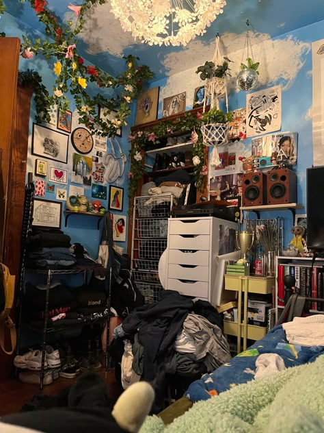 Room Ideas Aesthetic Grunge Vintage 2000s, Trash Room Aesthetic, Clutter Core Room, Messy Room Aesthetic Grunge, Clutter Room Aesthetic, Rage Room Aesthetic, Speakeasy Basement Ideas, Aesthetic Dark Room, Cluttercore Bedroom Aesthetic