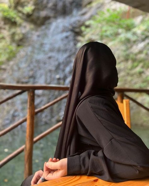 Hijab Dp, Muslimah Photography, Muslimah Outfit, Hijab Aesthetic, Cute Images For Dp, Modest Casual Outfits, Muslim Outfits Casual, Hijabi Aesthetic, Muslimah Aesthetic