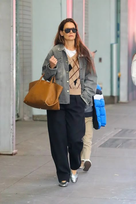 Katie Holmes Street Style, Potato Bags, Katie Homes, Katie Holmes Style, Street Mode, Simple Classic Style, Brown Leather Top, Cropped Trench Coat, Transitional Dressing