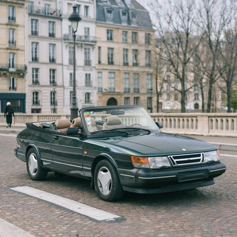 The Saab 900 "Classic" was produced from 1978 to 1993 and based on the Saab 99 chassis. It was produced in 2- and 4-door saloon, 3- and 5-door hatchback configurations and, from 1986, as a cabriolet (convertible) model. Old Convertible, Saab 900 Convertible, Saab Convertible, Saab 99, Car Shoot, East 17, Car Dream, Saab 900, Bugatti Cars