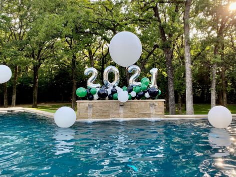 Graduation Party Pool Decor, High School Graduation Pool Party, Graduation Pool Party, Pool Balloons, Backyard Pool Parties, High School Graduation Party Decorations, Usa University, Law School Graduation, Pool Party Decorations