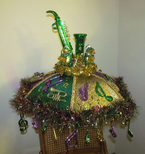 Mardi Gras Umbrella Ideas Diy, Mardi Gras Umbrella, Mardi Gras Wedding Theme, Mardi Gras Diy, Spirit Stick, Masquerade Decorations, Mardi Gras Party Decorations, Mardi Gras Float, Madi Gras