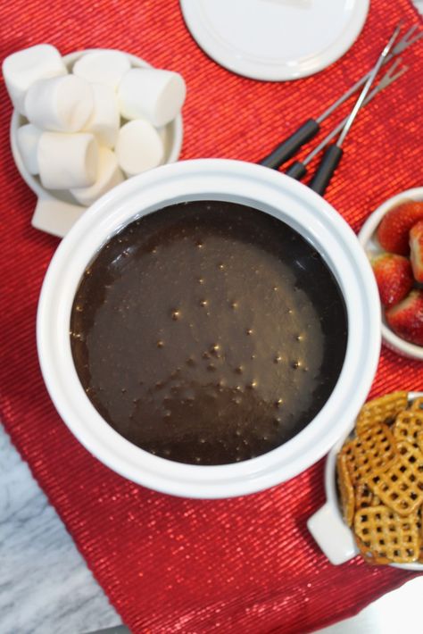 Chocolate Fondue Recipe Crockpot, Nutella Fondue, Nutella Dip, Nutella Snacks, Chocolate Fondue Recipe, Swiss Food, Fondue Night, Nutella Fudge, Fudge Recipes Chocolate