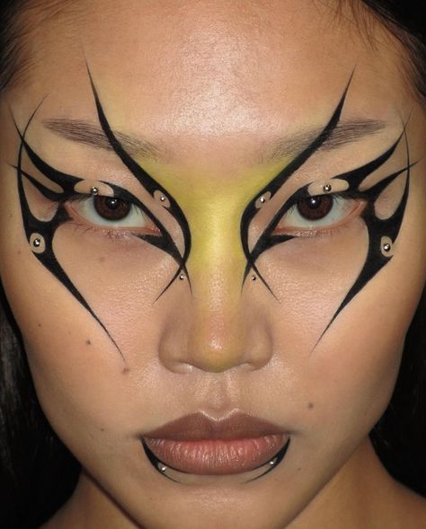 https://www.instagram.com/tsy.ayuna Streetwear Makeup, Graphic Liners, Dragon Makeup, Punk Makeup, Instagram Creator, Eye Makeup Styles, Graphic Makeup, Work Makeup, Rave Makeup