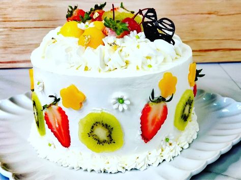 Do you ❤️ Fruit Cream Cake 🎉🔥 Fresh fruits like mango, kiwi, dragon fruit, strawberry and cherries layers between soft vanilla sponge cake and cream. Yummy 🤩🤩🤩🤩 Fresh Fruit Cake by Jolskitchen 😍😍😍😍😍😍😍😍😍 🎉🎉🎉🎉🎉🎉🎉🎉🎉🎉 Fruits Cake Birthday, Fresh Mango Cake Design, Fresh Fruit Cake Design, Fruit Cream Cake, Fruit Cake Decoration, Fruit Topped Cake, Cake Decorated With Fruit, Kiwi Cake, Fruits Cake