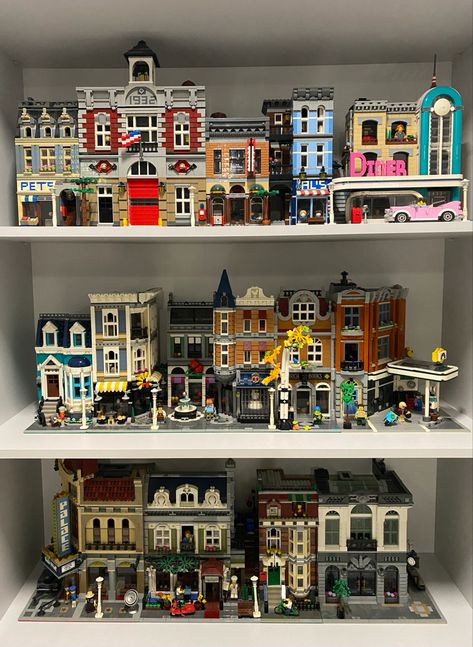 Lego Town Ideas, Lego Interior Design, Lego Modular Buildings, Chill Rooms, Lego Shelves, Lego Display Ideas, Lego Designs, Lego Town, Lego Collection