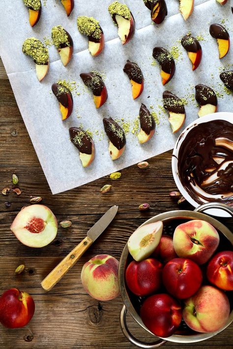 Chocolate Covered Peaches and Nectarine, the best guilty pleasure ever. Click the photo for the recipe Chocolate Covered Peaches, Peach Chocolate, Dipped Fruit, Chocolate Covered Fruit, Grilled Fruit, Peach Desserts, Chocolate Snacks, Superbowl Snacks, Peach Fruit