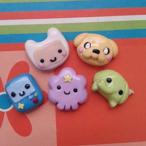 Clay Magnet Ideas, Realistic Paper Flowers, Crea Fimo, Magnet Ideas, Finn Jake, Clay Keychain, Clay Magnets, Clay Diy Projects, Tanah Liat