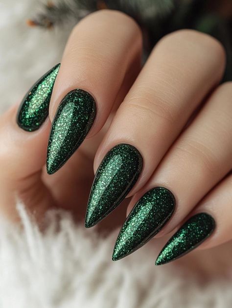 Green New Years Nails, Emerald Green Glitter Nails, Green Glittery Nails, Green Glitter Christmas Nails, Sparkly Green Nails, Glitter Christmas Nails, Green Glitter Nails, Beige Nail Art, Christmas Nails Glitter