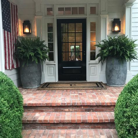 We stopped by to visit favorite clients in East Hampton who have the most welcoming front porch, love these big planters and giant ferns!… Porch Planter Ideas, Front Door Planters, Veranda Design, Big Planters, Front Porch Steps, Porch Kits, Brick Steps, Farmhouse Front Door, Porch Planters