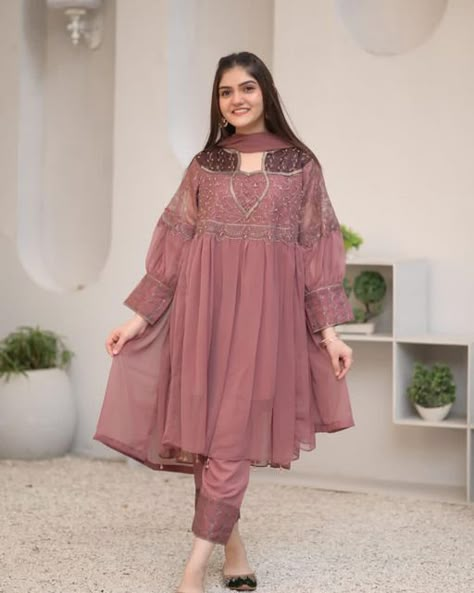 Pakistani Women Dresses, Simple Frock Design, Stylish Short Dresses, Desi Fashion Casual, Pakistani Fancy Dresses, Modest Dresses Casual, Fancy Dresses Long, Pakistani Dress, Simple Pakistani Dresses