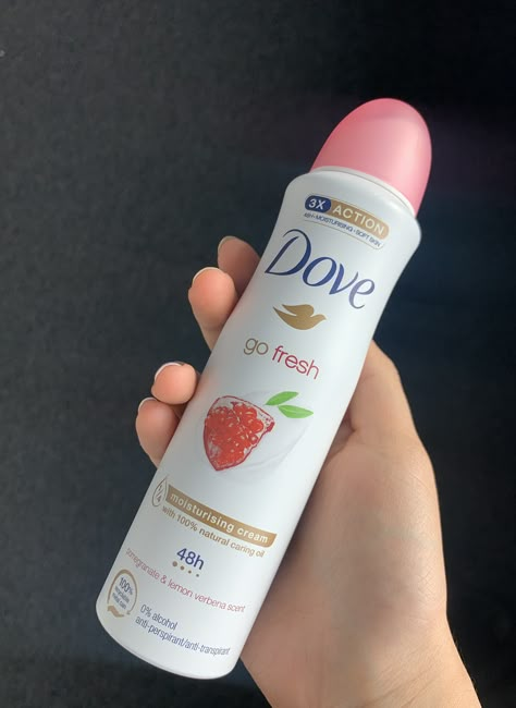 Dove Strawberry Deodorant, Good Smelling Deodorant, Dove Deodorant Aesthetic, Deodorant Strawberry, Strawberry Deodorant, Pink Deodorant, Deodorant Aesthetic, Dove Perfume, Dove Deodorant