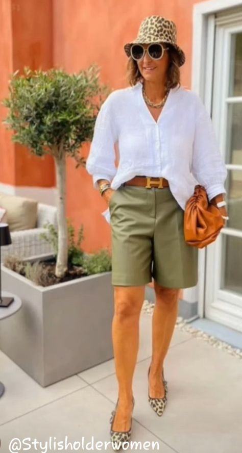 Chic Beige Bermuda Shorts, Fitted Green Bermuda Shorts, Casual Style, Chic Bermuda Shorts With Built-in Shorts For Day Out, Chic Beige High-waisted Bermuda Shorts, Linen Bermuda Summer Shorts, Knee-length, Bermuda Shorts Outfit, Linen Style Fashion, Moda Chic, Lovely Clothes