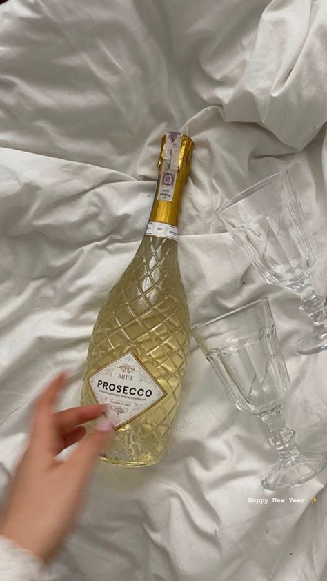 Happy new year !! Prosecco Drink Bottle Aesthetic, Prosecco Aesthetic, Wine Bottle Aesthetic, Wine Bottle Pictures, Bachelorette Outfit Themes, Prosecco Bottle, Cosy Aesthetic, Bath Aesthetic, French Aesthetic