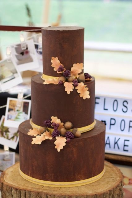 Oak Leaf Wedding, Maple Wedding Cake, Birch Cake Wedding, Acorn Cake, Birch Wood Wedding Cake, Autumn Wedding Cake, Christening Cakes, Acorn And Oak, Tree Cake