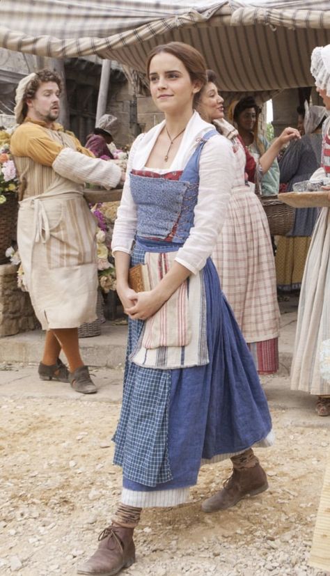 Historical Halloween Costumes Women, Diy Belle Costume Women, Literature Costumes, Diy Belle Costume, Belle Village Dress, Belle Live Action, Belle Costume Diy, Village Outfit, Emma Watson Dress