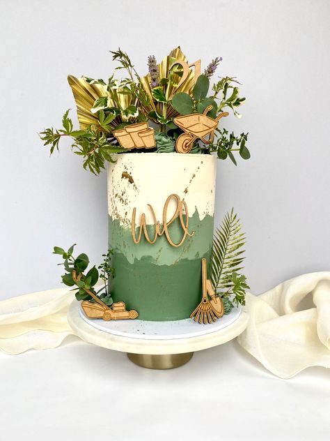 Woogen charms and plenty of foliage with a splas of gold Plant Themed Birthday Cake, Plant Cakes Ideas, Plant Cakes, Army Cake, Backyard Dinner, Backyard Dinner Party, Baby Boy Birthday Cake, Dino Cake, Jungle Cake