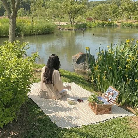 Picnic Inspiration, Cottage Aesthetic, Pose Fotografi, Shotting Photo, Picnic Date, Cottage Core Aesthetic, Cottagecore Aesthetic, Spring Aesthetic, + Core + Aesthetic