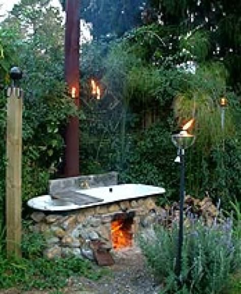 Clawfoot Outdoor Tub, Bathtubs Outside, Bathtub In The Garden, Cast Iron Bathtub Ideas Outdoor, Bathtub Outside, Outside Tub, Outdoor Bathtub Ideas, Outdoor Bath House, Outside Bathtub