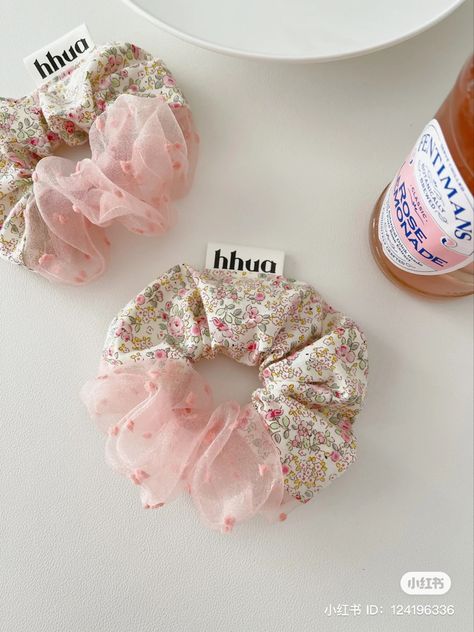 Home Made Scrunchies, Silk Scrunchies Diy, Scrunchie Packaging Ideas, Unique Scrunchies, Embroidered Hair Bows, Girls Hair Bows Diy, Diy Hair Scrunchies, Diy Hair Accessories Ribbon, Hair Tie Accessories