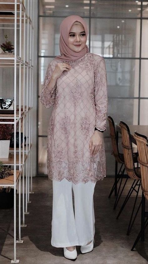 Spill Outfit dan Online Shop bisa klik foto ya gaess 😍🥰 #hijabfashion #hijabstyle #hijab #hijabers #hijabsyari #fashion #hijabmurah #ootdhijab #ootd #gamis #hijabootd #hijabi #hijabinspiration #muslimah #gamissyari #gamismurah #fashionhijab #jilbab #hijabtutorial #hijabista #hijaber #hijabdaily #hijabinstan #hijaboutfit #hijabmodern #bajumuslim #dress Dress Kondangan Hijab, Renda Kebaya, Mix And Match Outfits Hijab, Kebaya Lace, Simple Hijab, Kebaya Dress, Kebaya Muslim, Ootd Hijab, Hijab Dress