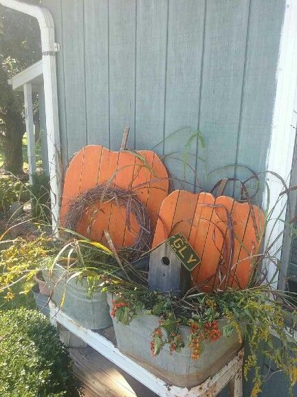 Fall display Washtub Decor Ideas, Tub Decor, Harvest Thyme, Primitive Fall Decor, Primitive Autumn, Primitive Cottage, Porch Decorations, Fall Gathering, Board Designs