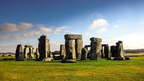 In the reading I found that each stone weighs about at least 25 tons London Tourist, Warwick Castle, Highclere Castle, Places In England, Chateau Versailles, Empire Romain, Salford, Vacation Deals, Yorkshire Dales