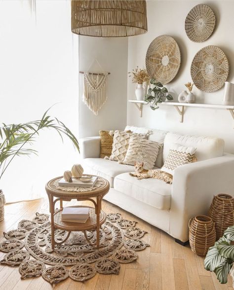 34 Charming Boho Living Room Ideas 79 34 Charming Boho Living Room Ideas Bedroom Decor For Couples Romantic, Interior Design Per La Casa, Bedroom Decor For Couples, Cottage Interior, Hygge Home, Living Room Decor Cozy, Boho Room, Bohemian Living Room, Boho Interior