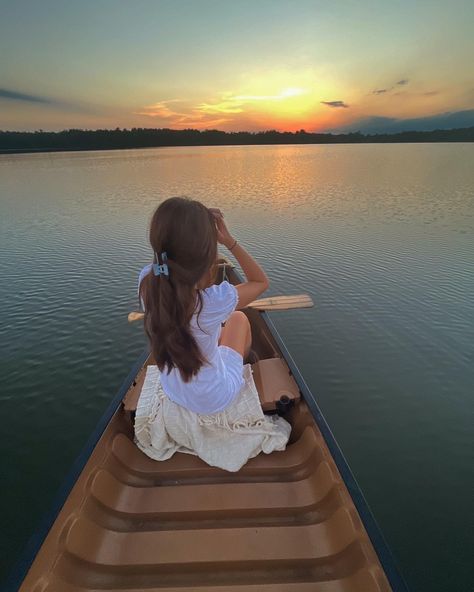 Canoe Date, Canoe Aesthetic, Canoeing Aesthetic, Graduation Countdown, Canoe Pictures, Sitting Pose, Fun Activities To Do, Sitting Poses, Senior Pics