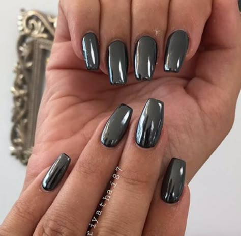 Charcoal Gray #nails #chrome #nailstyles #nailfashion #manicure #pedicure Follow us on Pinterest: www.pinterest.com/yourtango Nail Polish With Chrome, Gray Nail Polish, Nails With Chrome, Black Chrome Nails, Gray Nail, Nails Chrome, Chrome Nail Art, Chrome Nails Designs, Nagellack Trends