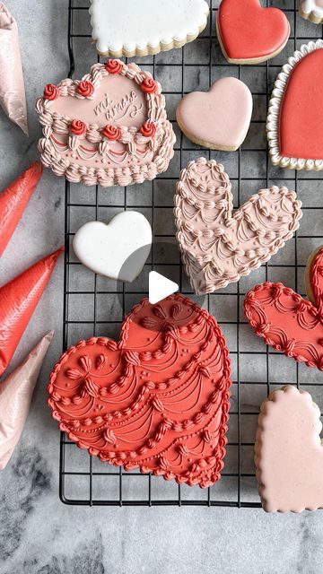 Vintage Decorated Cookies, Girly Sugar Cookies, Heart Cookies Decorated, Cookie Techniques, Royal Cookies, Cookie Gram, Cookies Decoration, Piping Techniques, Big Hearts