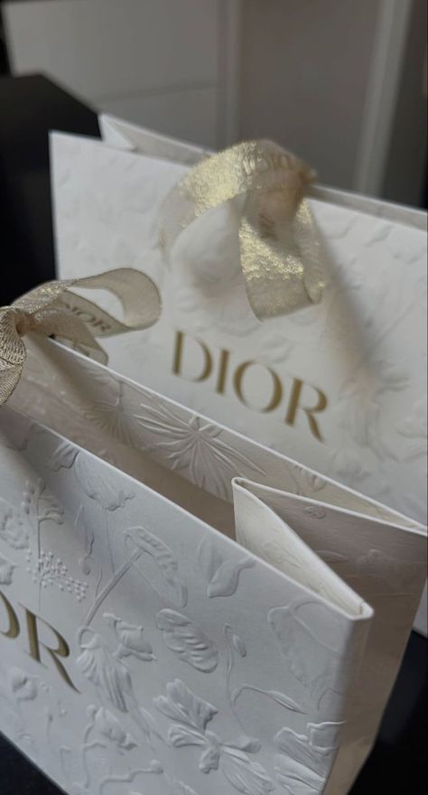 Packaging Luxe, Dior Packaging, Vogue Lifestyle, Luxury Brand Packaging, Luxury Paper Bag, Wedding Stationary Design, Beautiful Packaging Design, Designer Packaging, Jewelry Packaging Design