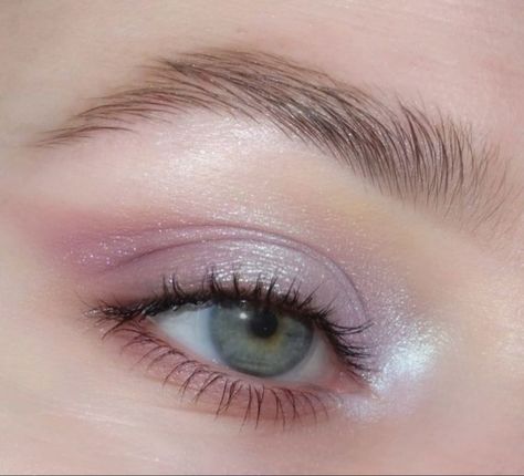 Light Purple Simple Makeup, Icy Pink Eyeshadow, Soft Lilac Makeup, Lilac Bridal Makeup, Lilac Blush Makeup, Subtle Colorful Eye Makeup, Lavender Eyeshadow Looks, Lilac Makeup Look, Lavender Eye Makeup