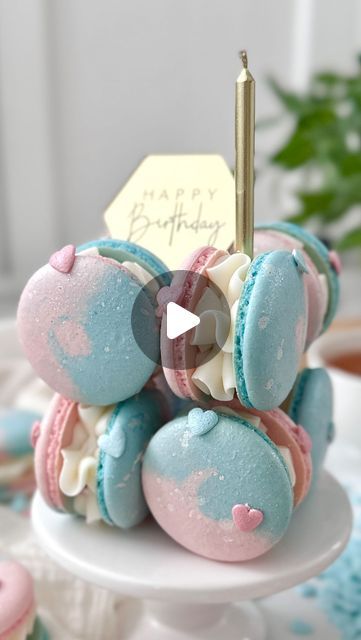 Macarons Decoration Ideas, Macaroon Display Ideas, Macaron Cake Ideas, Macaroons Birthday, Macaroons Cake Decoration, Macaron Ideas, Macaron Cube Cake, Stacked Macarons, Macaron Cake Tower