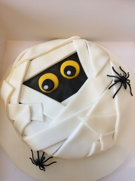 Mummy Themed Food, Mummy Cake, Mummy Cake Ideas, Mummy Cake Halloween, Halloween Desserts Mummy, Halloween Mummy Cupcakes, Mummy Party, Monster Cake Halloween, Halloween Block Party