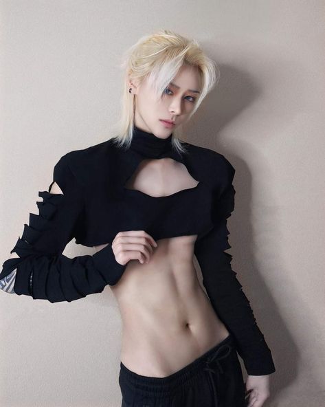 Men's crop top People Anatomy, Weian Vann, Fem Boy Outfits, Hakken Ryou, Life Reference, Body References, Estilo Cholo, Mens Crop Top, Androgynous Models