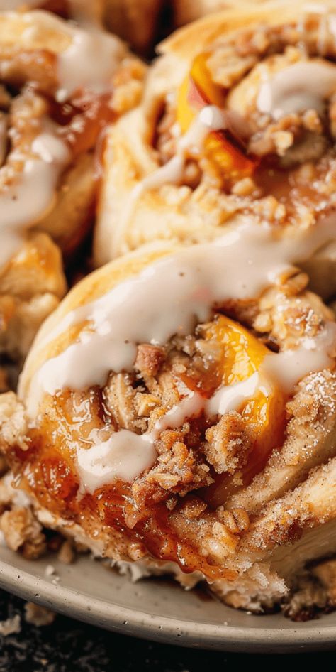 Peach Cobbler Cinnamon Rolls [55 Minutes] – Chasety Pillsbury Cinnamon Roll Recipes, Peach Cobbler Cinnamon Rolls, Rolls Rolls, Spiced Peaches, Rolls Homemade, Peach Dessert, Creamy Frosting, Pumpkin French Toast, Fall Breakfast